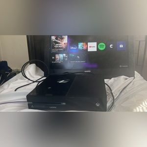Xbox one with controller black and it have speakers and cables with it